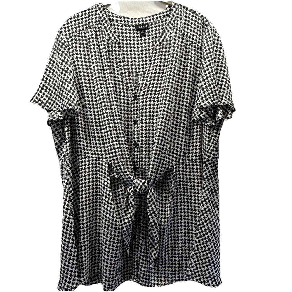 Torrid Womens Top Sz 2X Black White Houndstooth Front Tie Buttons Flutter Sleeve